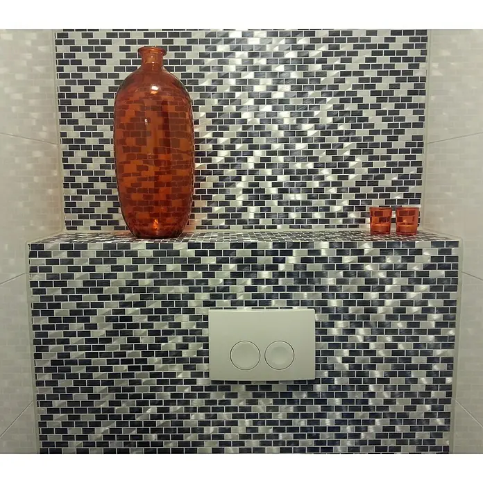 Mosaikfliese Brick XAM A431 - 30,6 x 32,4 cm, Schwarz, Matt - Dekoratives Badezimmer-Interieur mit einer bernsteinfarbenen Glasvase und passenden Teelichthaltern auf einem mosaikverzierten Regal.