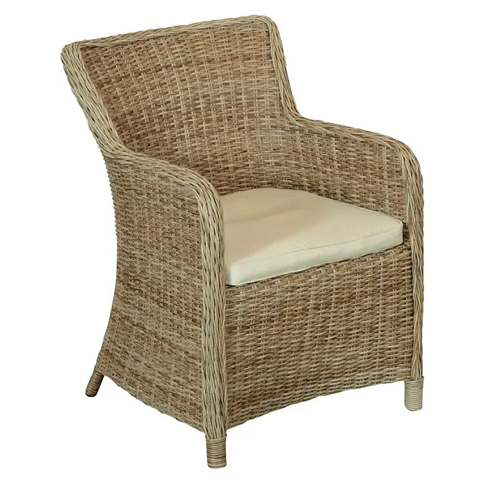 Sillón de jardín Gotland - An x Pr x Al: 79 x 63 x 99 cm, Arena - Imagen de un sillón de mimbre con reposabrazos y un cojín de asiento beige.