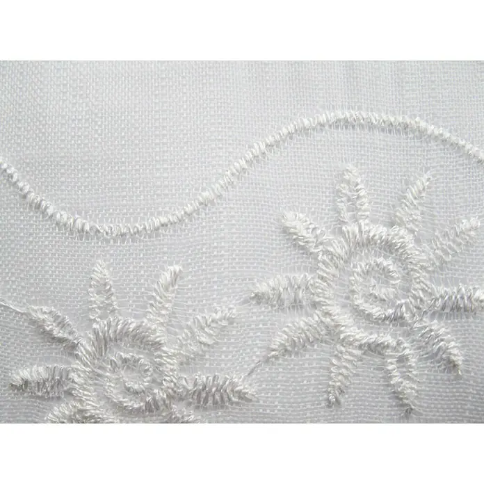 Elbersdrucke Bistrogardine Valley - 148 x 46 cm, 100 % Polyester, Offwhite - Nahaufnahme von einem weißen Voile-Stoff mit zarten, gestickten Sonnenblumenmotiven, die eine leichte und luftige Fensterdekoration schaffen.