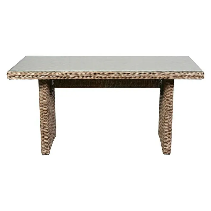 Mesa de jardín Gotland - L x An x Al: 142 x 76 x 68 cm, Natural - Una mesa de comedor rectangular con tapa de vidrio y estructura de ratán marrón, ideal para uso en exteriores. Diseño elegante para jardín o patio.