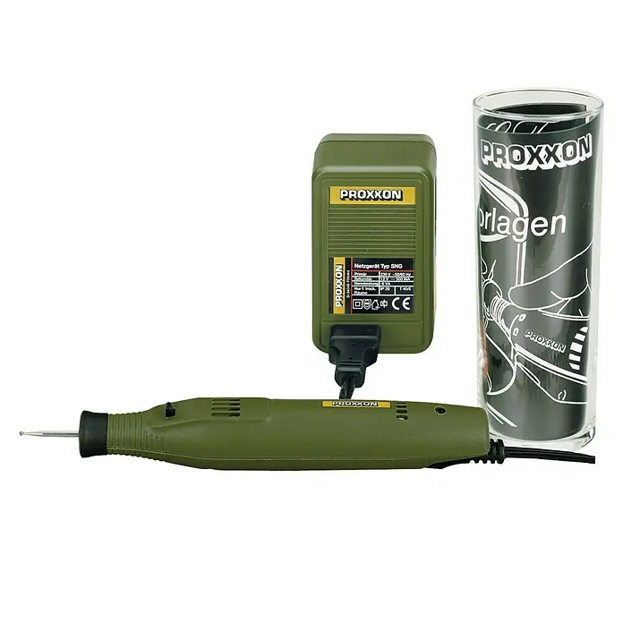 Proxxon Micromot Set de grabado N.º 28635 - 10 pzs., 25 W - Vista del producto de la rectificadora de taladro de precisión Proxxon IBS/E con fuente de alimentación y embalaje de accesorios.