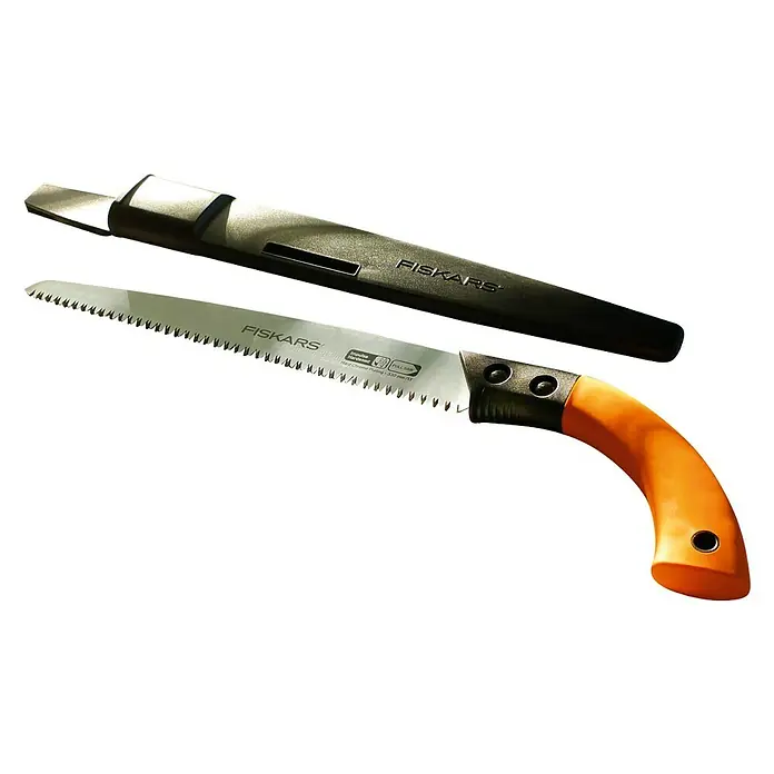 Fiskars Hand-Astsäge SW84 - Länge: 54,3 cm, Max. Aststärke: 12 mm, Orange/Schwarz - Das Bild zeigt eine Handsäge von Fiskars mit orangefarbenem Griff und dazugehöriger schwarzer Scheide. Ideal für Gartenarbeiten und Baumschnitt.