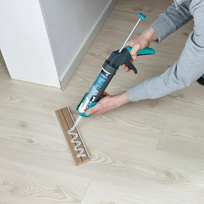Wolfcraft Pistola de silicona MG 200 - Apto para: Silicona y cartuchos - Una pistola de calafateo aplica adhesivo a un trozo de madera. Ideal para proyectos de bricolaje y reparaciones en el hogar.