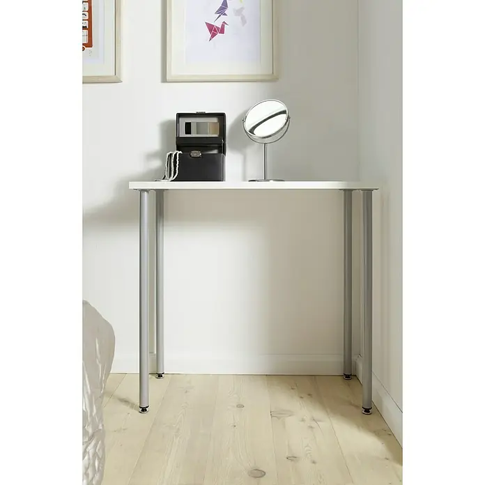 Element System Pata para muebles - Ø x Al: 3 x 70 cm, Capacidad de carga: 50 kg, Acero, Blanco - Una sencilla mesa de tocador blanca con patas plateadas está adornada con un joyero, un collar de perlas y un espejo de maquillaje.