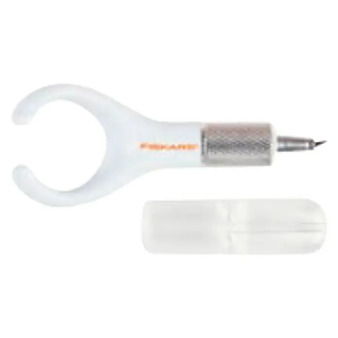 Fiskars Cuchillo cúter Mini - Largo: 8,5 cm - Primer plano de un cuchillo de dedo Fiskars blanco con mango plateado y tapa protectora.