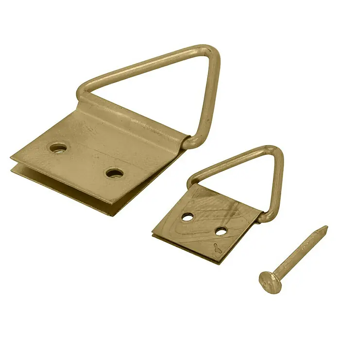 Stabilit Klappösen - 20 Stk. - Nahaufnahme von goldenen D-Ring-Bildaufhängern und Nagel, ideal für die sichere Befestigung von Bilderrahmen an der Wand.