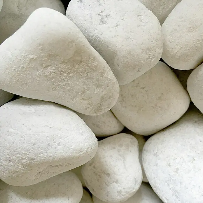 Piedras decorativas 20/40 Big Bag - Blanco, 1.000 kg - Primer plano de guijarros blancos decorativos, ideales para caminos de jardín y para añadir elegancia natural a espacios exteriores.