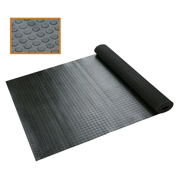 Pavimento de caucho - L x An: 1,2 x 2 m, Negro, Caucho - Foto del producto de una alfombra de goma enrollada con protuberancias, que proporciona una superficie antideslizante.