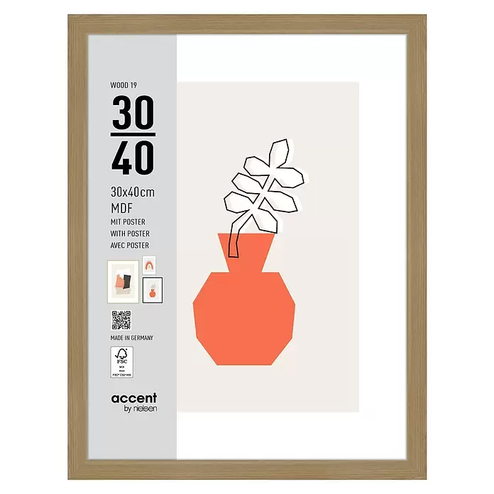 Accent Holzrahmen Wood - 30 x 40 cm, Eiche - Heller Holz-MDF-Bilderrahmen 30x40cm von accent by nielsen mit modernem Poster einer Pflanze in oranger Vase.