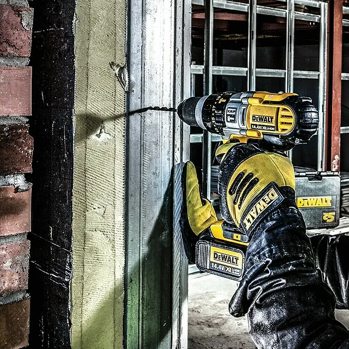 DeWalt Broca para metal DT4900-QZ - Diámetro de la broca: 2 mm - El taladro inalámbrico Dewalt se está utilizando para trabajos de construcción en una pared.
