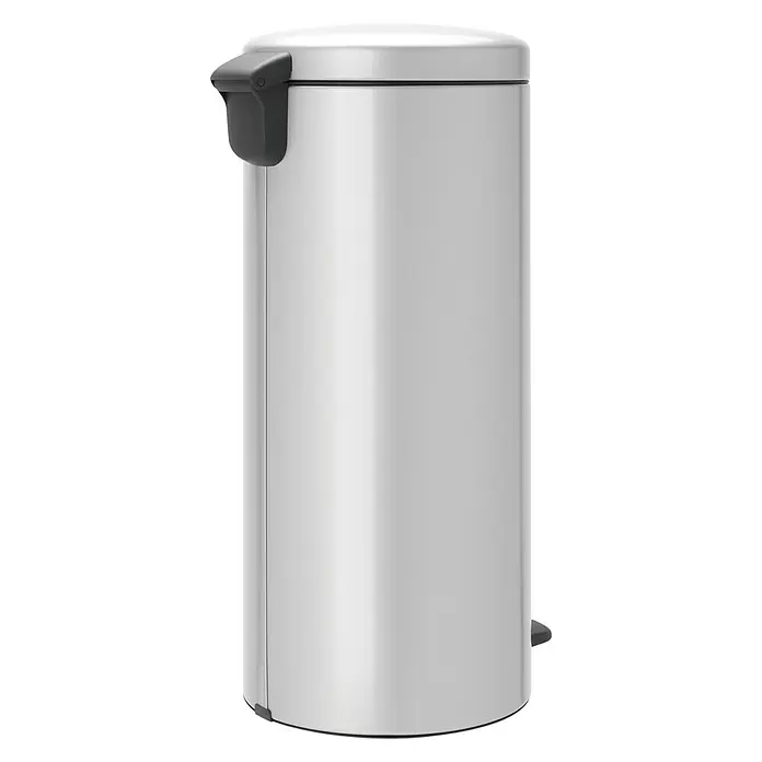 Brabantia Cubo con pedal New Icon - 30 l, Acero, Gris - Un elegante cubo de pedal metálico de color plateado, ideal para baños o cocinas, destaca por su diseño minimalista.