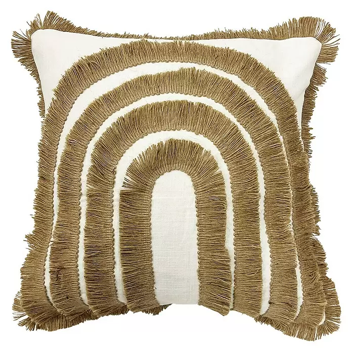 Kissen Bobbi - Natural, 45 x 45 cm - Weißes Zierkissen mit braunem Fransen-Regenbogenmuster und Fransenrändern.