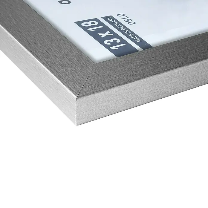 Accent Holzrahmen Oslo - 13 x 18 cm, Silber - Detailaufnahme eines silbernen Bilderrahmen (13x18), der in Deutschland hergestellt wurde, mit der Aufschrift "Oslo".