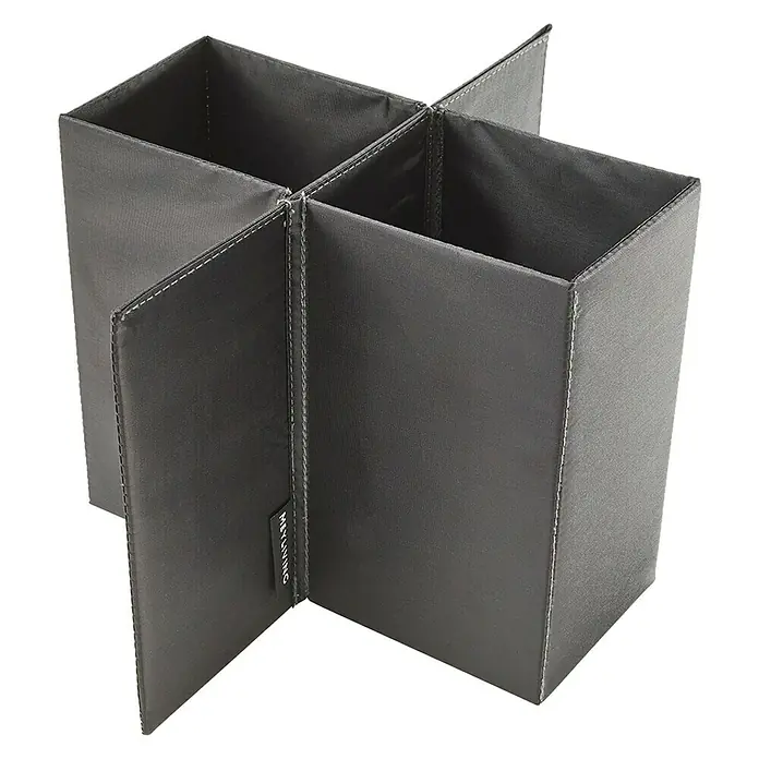 Meyliving Einsatz - Passend für: Meyliving Faltbox S/L & Kühltasche, Grau - Ein grauer, viergeteilter Schreibtisch-Organizer mit weißen Nähten, ideal zur Aufbewahrung von Stiften und Büromaterial.