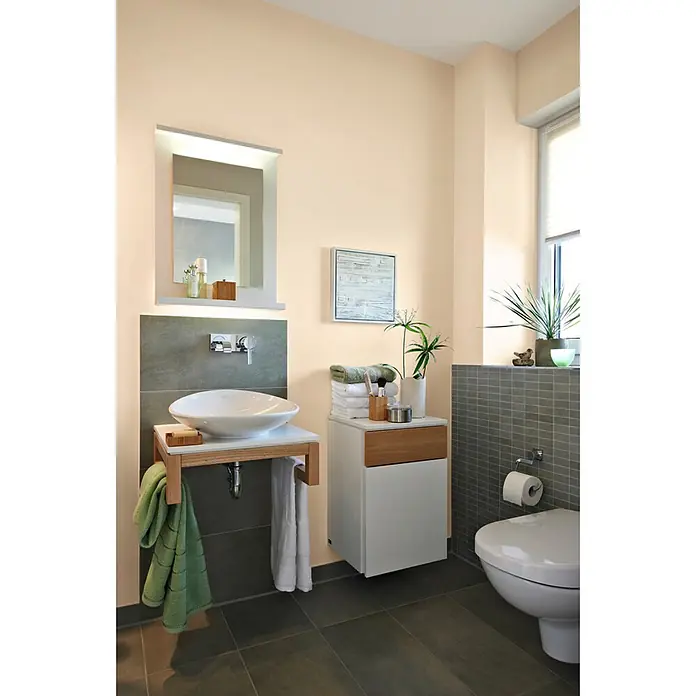 SCHÖNER WOHNEN-Farbe MyColour Wandfarbe - Sisal, Matt, 5 l - Modernes Badezimmer mit Waschtisch, Spiegel und WC in Beige- und Grautönen, das eine stilvolle und entspannende Atmosphäre schafft.