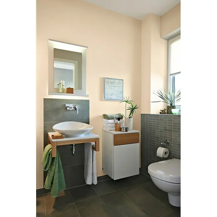 SCHÖNER WOHNEN-Farbe MyColour Wandfarbe - Sisal, Matt, 10 l - Modernes Badezimmer mit Waschtisch, Spiegel und WC in Beige- und Grautönen, das eine stilvolle und entspannende Atmosphäre schafft.
