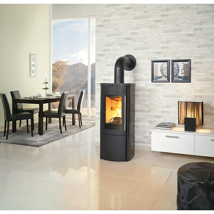 Hark Kaminofen Lova ECOplus - 6 kW, Raumheizvermögen: 165 m³, Material Verkleidung: Keramik, Schwarz - Elegantes Wohnzimmer mit einem modernen Kaminofen, der Wärme und Stil in den Raum bringt, neben Esstisch und weißem Sideboard.