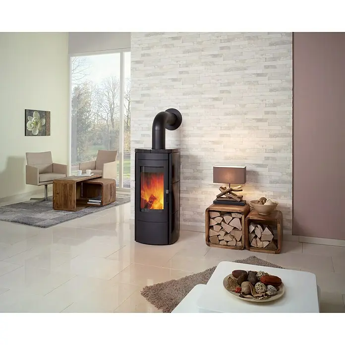 Hark Kaminofen Tiamo Ex - 6 kW, Raumheizvermögen: 165 m³, Material Verkleidung: Keramik, Schwarz - Stimmungsvolles Ambiente mit einem modernen Kaminofen, der Wärme und Eleganz in Ihr Zuhause bringt. Der Ofen ist ein echter Hingucker im Raum.