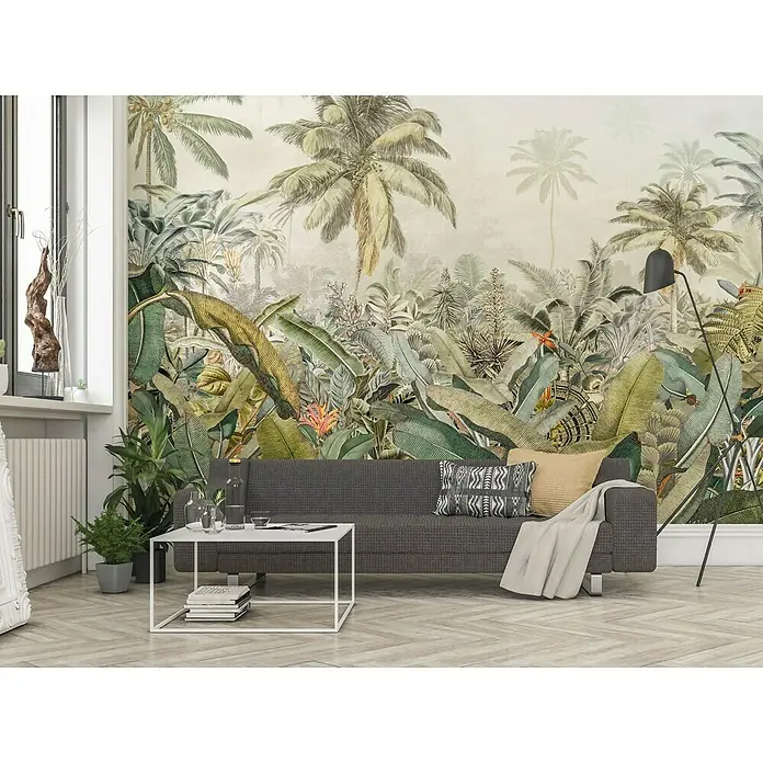 Komar Into Illusions Fototapete Amazonia - 4 -tlg., B x H: 368 x 248 cm, Vlies - Wohnzimmer mit grauer Couch und tropischer Dschungeltapete. Eine stilvolle und moderne Einrichtung für ein gemütliches Zuhause.