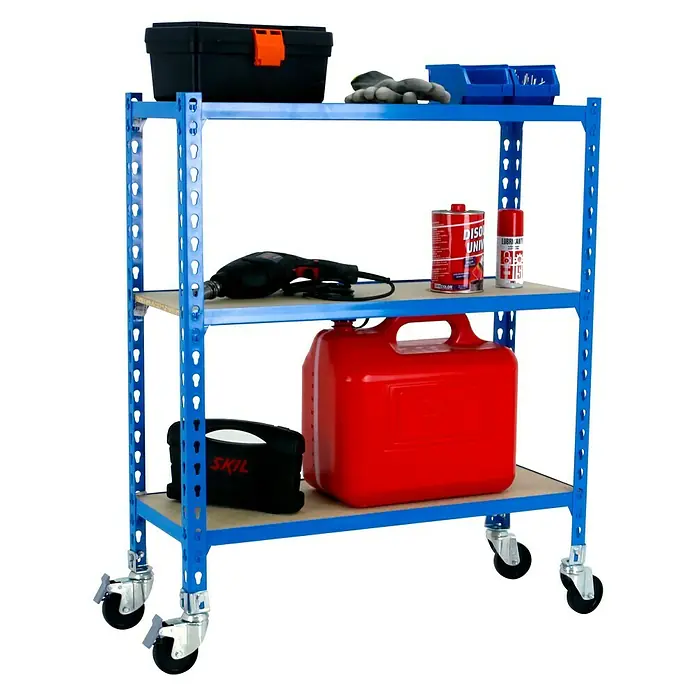 Simonrack Maderclick Estantería metálica Mobile Mini - Al x An x Pr: 90 x 80 x 30 cm, Número de baldas: 3 ud., Inserción, Azul - Vista del producto de una estantería rodante azul con caja de herramientas, bidón de aceite y varias herramientas en los estantes.
