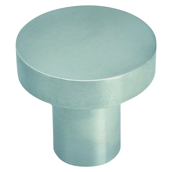 Nesu Pomo para muebles 8203AI - Ø x Al: 30 x 28 mm - Primer plano de un pomo de mueble redondo y plateado. El pomo tiene un diseño simple y moderno.