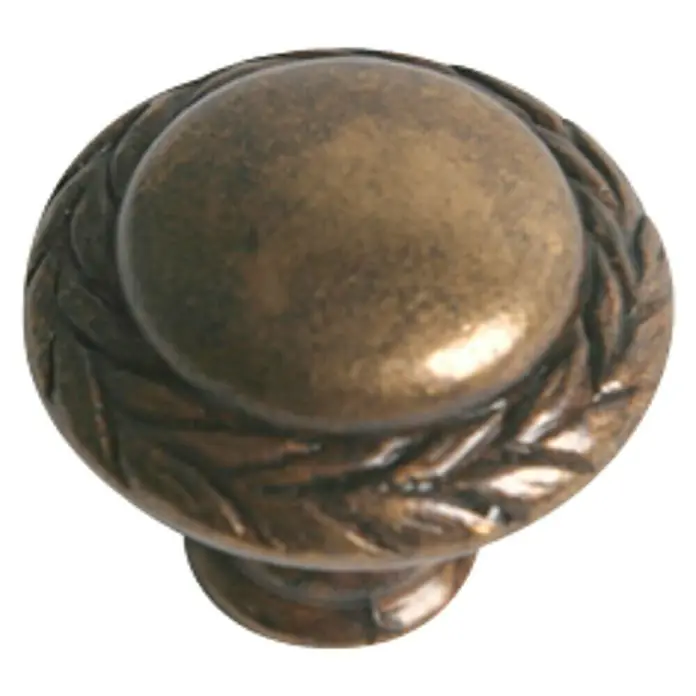 Nesu Pomo para muebles 2893C - Ø x Al: 30 x 26 mm, Acero - Primer plano de un pomo de mueble redondo de bronce con diseño de hojas.