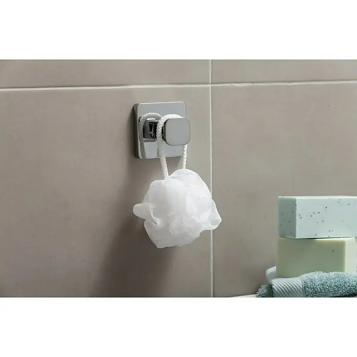 Tatay Kalo Colgador de baño - Cromo - Un colgador de pared cromado cuadrado con una esponja de baño blanca cuelga sobre baldosas grises del baño, con jabones apilados cerca.