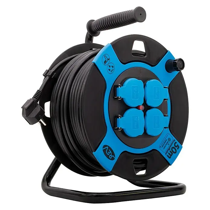 Kabeltrommel - Kunststoff, 50 m, H05VV-F, IP44 - Eine Kabeltrommel mit schwarzem Kabel und vier blauen Steckdosen, ideal für den flexiblen Einsatz im Innen- und Außenbereich.