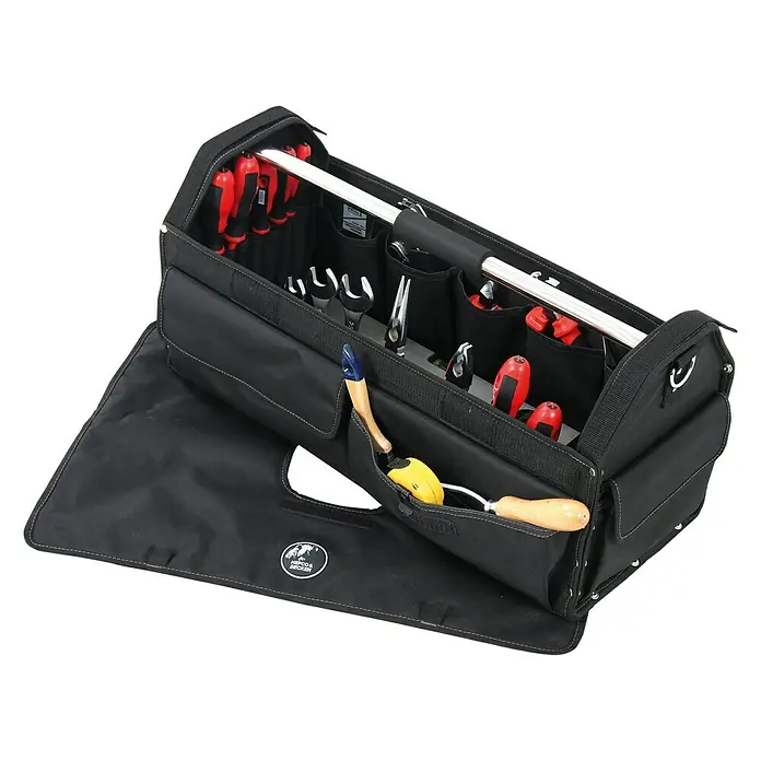 Hepco & Becker Werkzeugtasche Profi-Installateurtasche 5857 - L x B x H: 290 x 620 x 310 mm, Polyester - Eine schwarze Werkzeugtasche mit silberfarbenem Griff, gefüllt mit verschiedenen Werkzeugen.