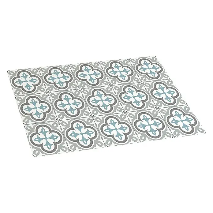 Alfombra de vinilo Croma Hidra topo - 75 x 45 cm - Primer plano de baldosa de suelo floral decorativa en un tono azul grisáceo, mostrando un diseño elegante y con estilo para interiores.