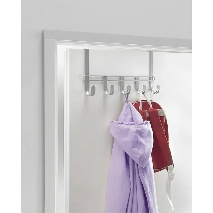 Metaltex Hakenleiste - Silber, L x B x H: 42,5 x 4 x 15,5 cm, Anzahl Haken: 5 Stk., Metall - Silberner Türhaken mit hängender lila Jacke und rotem Rucksack. Perfekt für die Organisation von Kleidung und Accessoires im Haus.