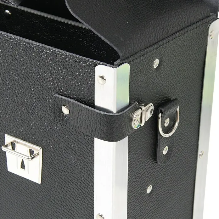 Hepco & Becker Werkzeugtasche Favorit 7120 - Innenmaß: B x T x H: 420 x 150 x 250 mm, Leder - Detailansicht einer schwarzen Ledertasche mit silbernen Beschlägen und Verschlussmechanismus. Die Tasche wirkt robust und hochwertig.