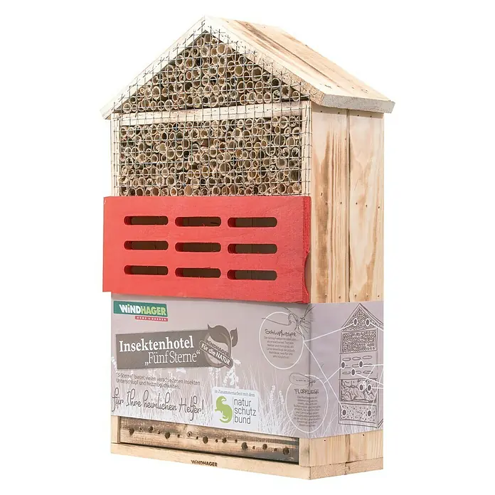 Windhager Insektenhotel - L x B x H: 33,5 x 14 x 49,5 cm, Holz, Naturbraun/Rot, Geflammt - Dieses Bild zeigt ein Insektenhotel der Marke Windhager, das Unterschlupf und Nistmöglichkeiten für Insekten bietet und die Artenvielfalt fördert.