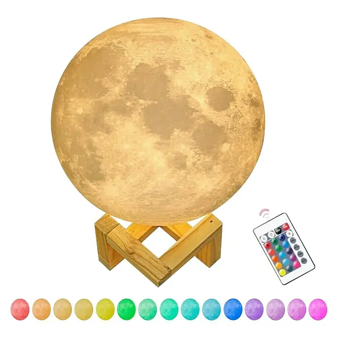 Voltomat Tischleuchte Luna - 15 W, Weiß, RGB - Nahaufnahme einer Mondlampe mit Holzständer und Fernbedienung, die verschiedene Farboptionen bietet.