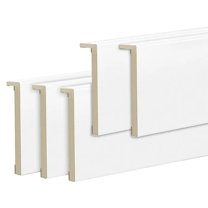Solid Elements Set para puertas correderas Berlin - 82,5 x 203 cm, Blanco - Primer plano de cuatro zócalos de madera blancos con borde marrón, diseñados para la decoración y protección de suelos.