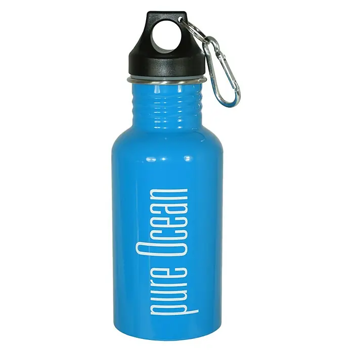 Yachticon Trinkflasche - 0,5 l, Edelstahl, Blau - Blaue Trinkflasche aus Metall mit Karabinerhaken und der Aufschrift "pure Ocean". Ideal für unterwegs, um hydriert zu bleiben.