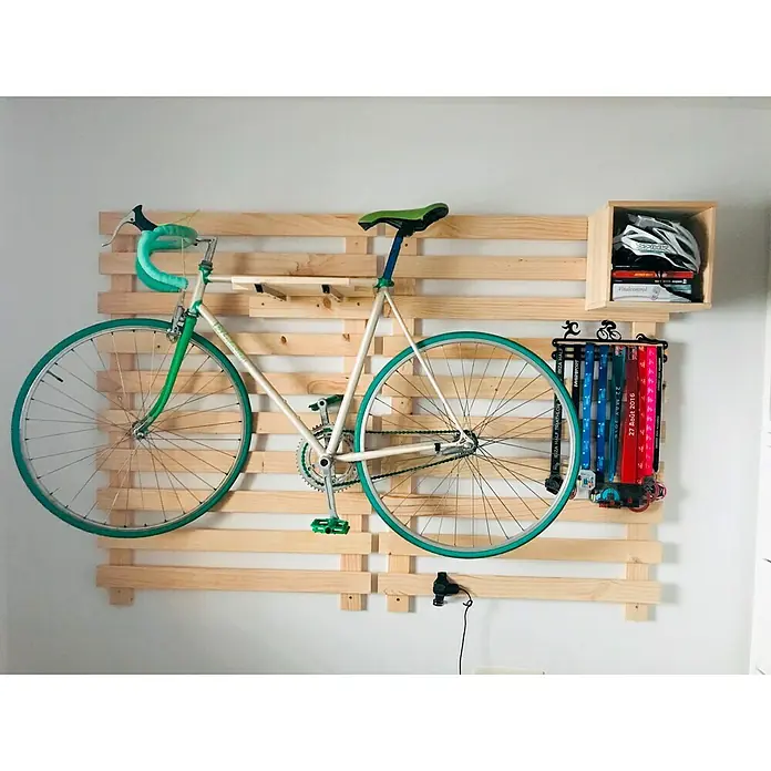 Astigarraga Tetris Estante modular - L x An x Al: 22,5 x 30 x 30 cm, Madera de pino - Estante de madera montado en la pared con una bicicleta blanca, casco y colgador de medallas, ideal para ciclistas.