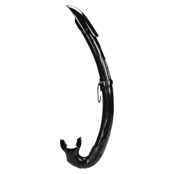 Seac Sub Set de buceo Extreme - Apto para: Adultos, Plástico, Negro - Primer plano de un tubo de snorkel negro. Tiene forma curva y tiene una boquilla. Para deportes acuáticos como el esnórquel.