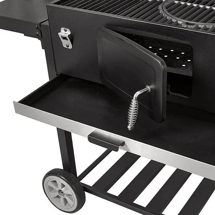 Kingstone KMS Holzkohlegrill Black Angus XXL - Grillfläche (B x T): 70 x 43,5 cm, Schwarz - Nahaufnahme eines Holzkohlegrills mit geöffneter Tür und Ablagefläche, ideal zum Grillen im Freien.