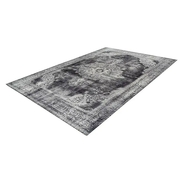 Kayoom Kurzflorteppich Vintage - Grau, 290 x 200 cm, 100 % Polyacryl - Ein rechteckiger Vintage-Teppich mit aufwendigen Mustern in Grau-, Schwarz- und Weißtönen liegt auf einem schwarzen Hintergrund.