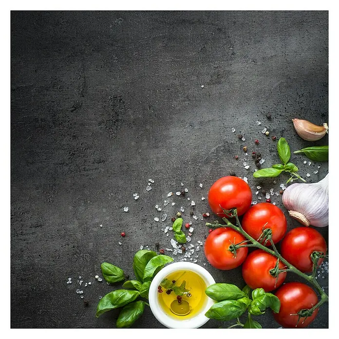 ProArt Memoboard - Mehrfarbig, 50 x 50 cm - Reife Tomaten am Zweig, Knoblauchzehen, Basilikum und Olivenöl auf dunklem Hintergrund. Köstliche mediterrane Zutaten für Feinschmecker.