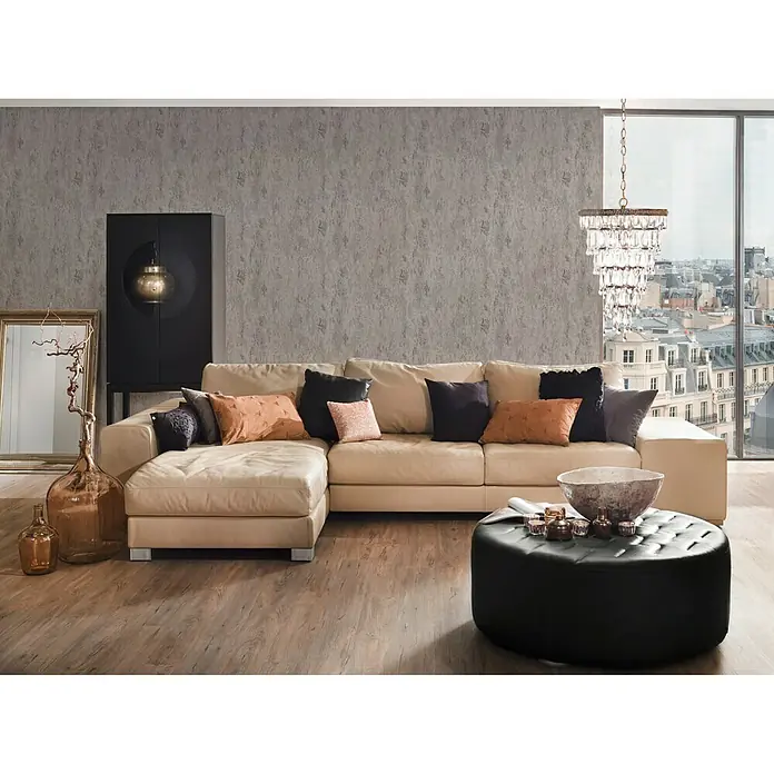 A.S. Création Vliestapete - Grau, Betonoptik, 10,05 x 0,53 m - Elegantes Wohnzimmer mit einem beigen Ledersofa, dunklen Akzenten und einem stilvollen Couchtisch, der eine luxuriöse Atmosphäre schafft.