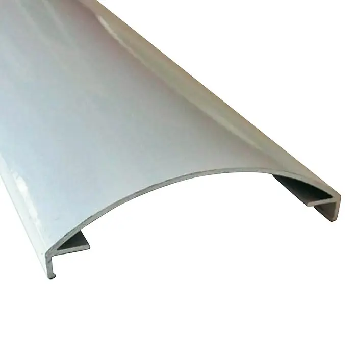 Perfil de bloques de vidrio curvo - Blanco, 100 x 8 cm, Aluminio - Primer plano de un embellecedor de ventana plateado con forma curva y un labio en ángulo recto para facilitar la instalación.