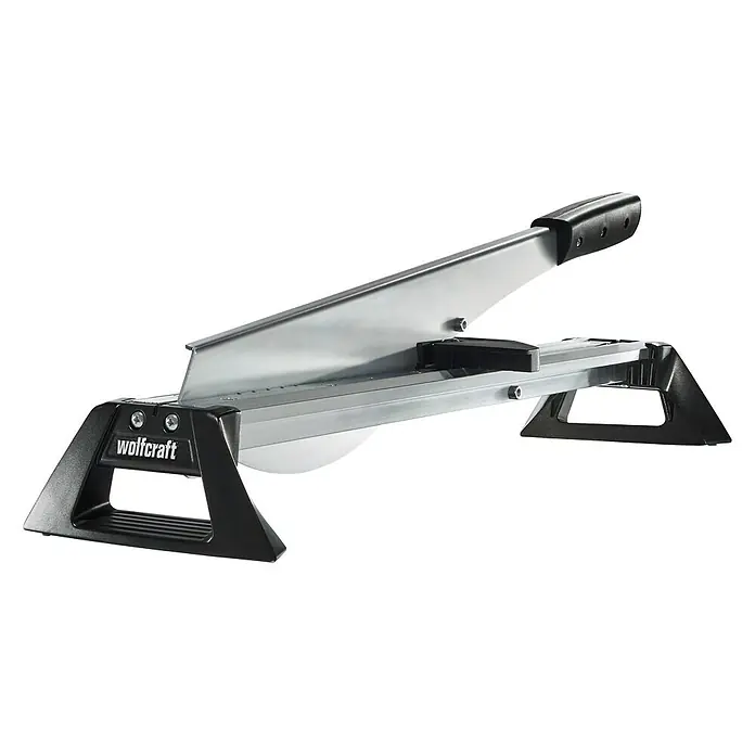 Wolfcraft Laminatschneider LC 600 - Geeignet für: Laminat, Schnittbreite: 465 mm, Material: Aluminium - Das Bild zeigt eine Wolfcraft Laminatschneidemaschine LC 600 auf schwarzem Hintergrund. Sie dient zum präzisen Zuschneiden von Laminat.