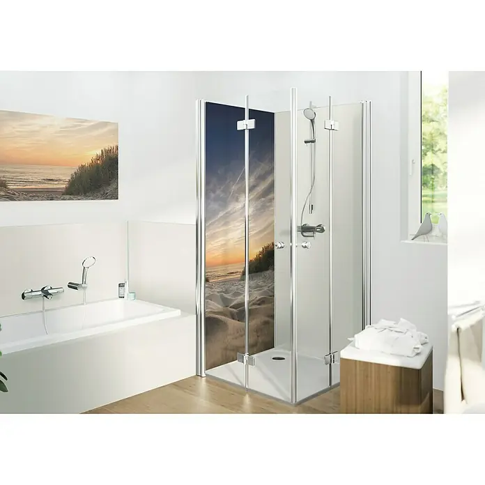 SanDesign Alu-Verbundplatte - 100 x 250 cm, Sonnenuntergang - Badezimmer mit Duschabtrennung mit Strandmotiv, Badewanne und Holzhocker mit Handtüchern.