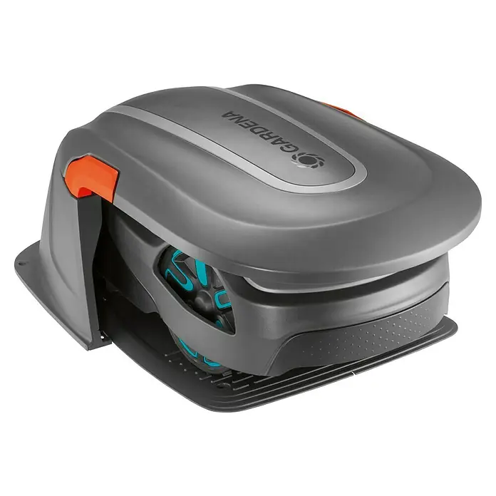 Gardena Garaje para robot cortacésped Garage Sileno Life - L x An x Al: 790 x 590 x 333 mm, Gris, robot cortacésped Garage Sileno Life - La imagen muestra un robot cortacésped Gardena en su estación de carga. El cortacésped es gris con detalles naranjas y el logo de Gardena es claramente visible.