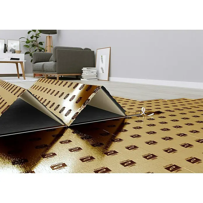 LOGOCLIC Dämmunterlage Vinyl Aquastop - 6,25 m², Stärke: 1,5 mm - Die Bild zeigt eine goldfarbene Dämmunterlage mit der Aufschrift "Cutting Lines", die auf dem Boden ausgelegt ist. Ideal zur Schallreduzierung.
