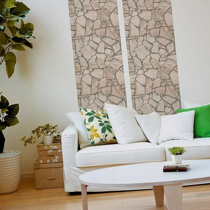 A.S. Création 3D-Designpanel pop.up - Bruchstein, Beige/Braun/Creme, B x H: 52 cm x 2,5 m - Eine moderne Wohnzimmer Szene mit einer weißen Couch, einem ovalen Tisch und stilvollen, steinmustrigen Akzenten an der Wand.