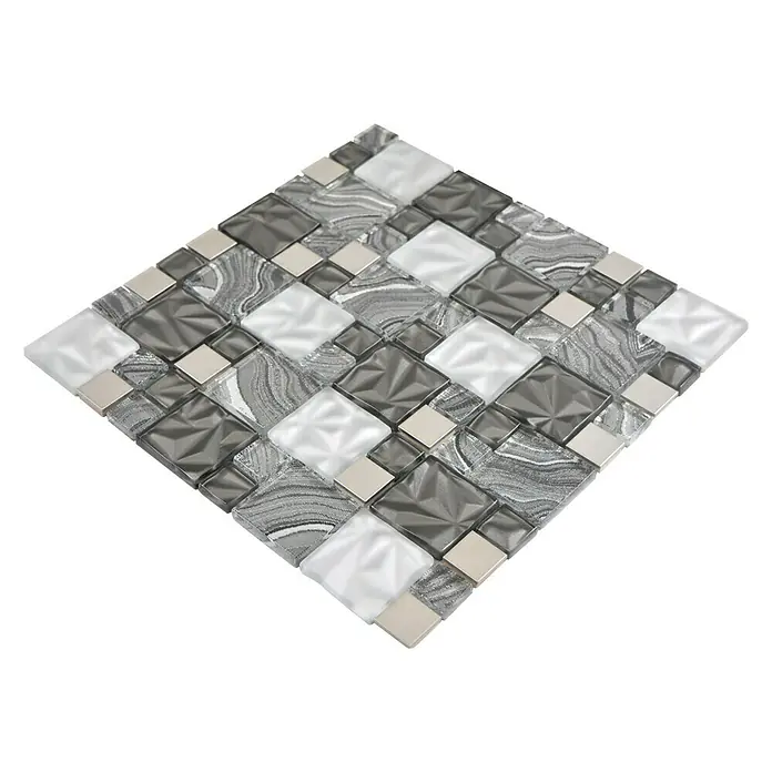 Mosaikfliese Crystal Mix XCM NIKO50 - 30 x 30 cm, Grau/Schwarz, Glänzend - Nahaufnahme einer quadratischen Mosaikfliese mit grauen, weißen und silbernen Akzenten, ideal für stilvolle Wand- oder Bodendesigns.