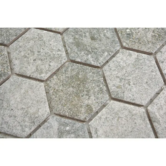 Mosaikfliese Hexagon HX CURIO GG - 32,5 x 28,1 cm, Grau, Matt - Nahaufnahme von grauen Sechseck-Mosaikfliesen, die ein elegantes und modernes Design für jeden Raum bieten.